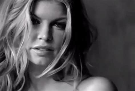 fergie naakt|Fergie posa completamente nua nas redes sociais e fãs elogiam。